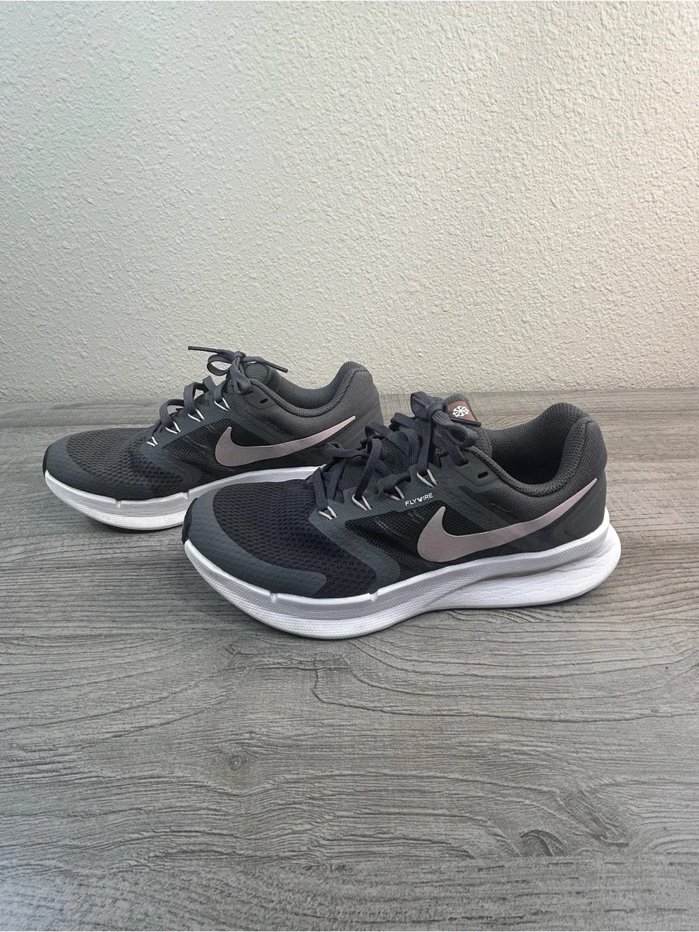 Nike Swift Running Shoes Women’s Gray Pink Flywire Athletic Sneakers Size 8